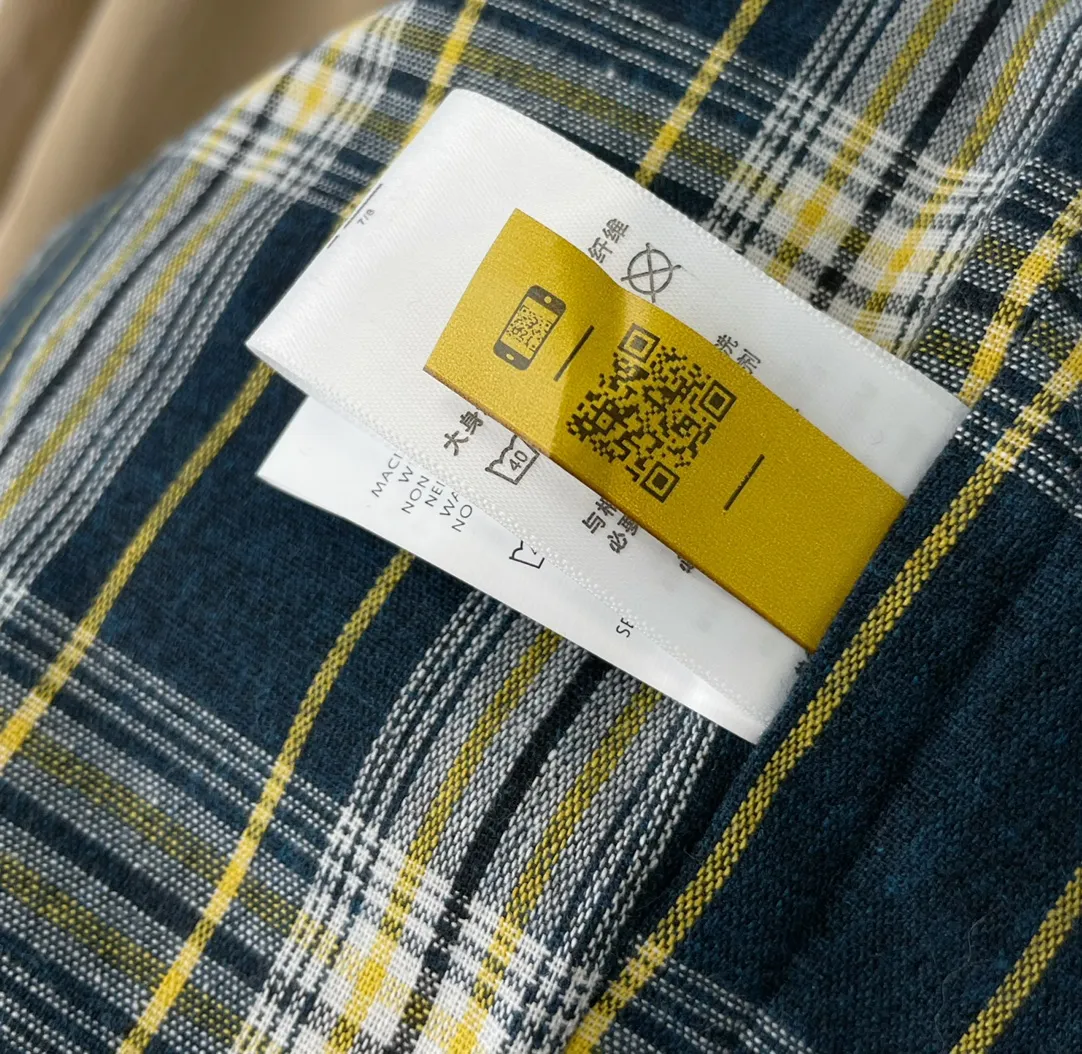 P350 model number: R05 Ralph Lauren unisex old-money style veteran stand-up collar workwear Harrington jacket. The embroidery on the chest is all original data. The embroidery technology of German Oman embroidery fiber is very particular. It uses Japanese Tajima machine to ensure the embroidery is exquisite and three-dimensional. That is what I said is different from what is on the market. Regarding the workmanship, the version is a loose version and can be used by boys and girls!! The fabric is a double-layer shin bone feeling, full of weight! It's not as heavy as a regular jacket, and the ordinary cotton material feels really different. This one is super comfortable, soft and stylish, and has a green plaid interior that has a retro movie fashion feel! The fit is loose but not baggy. The size is just right and not picky. The dropped shoulder design modifies the shoulders without making them look bulky. This silhouette is a style that will never go out of style after being worn for a long time. The upper body is also very durable and recognizable. The loose and reasonable version can be worn by both men and women. It is easy to create a clean and refreshing boyish look. Color#Khaki Size#M L XL XXL Length: 68/70/72/74 Bust: 122/126/130/134 Shoulder width: 53/54/55/56 Sleeve length: 65/66/67/68